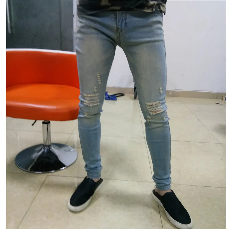 Letná tenká high street pánske džínsy s roztrhané kolená a veľké elastické škody, opotrebované mládež malé nohy džínsy . ' - ' . 3
