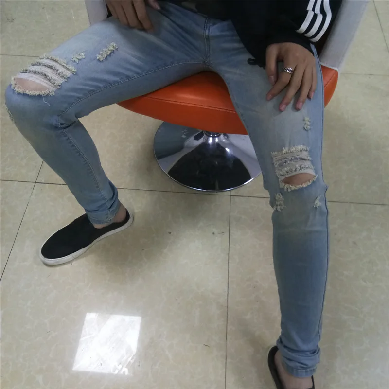 Letná tenká high street pánske džínsy s roztrhané kolená a veľké elastické škody, opotrebované mládež malé nohy džínsy . ' - ' . 4